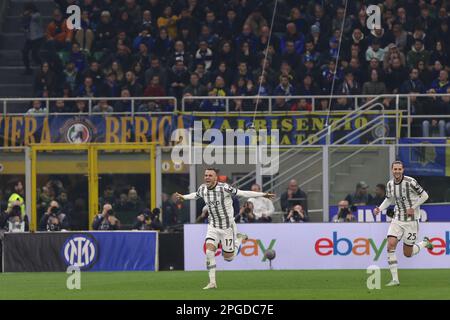 19. März 2023, Mailand, Italien: Italien, Mailand, märz 19 2023: Filip Kostic (Juventus-Verteidiger) trifft und feiert das 1-0. Tor mit 23 m während des Fußballspiels FC INTER gegen JUVENTUS FC, Serie A 2022-2023 day27 im Stadion San Siro (Kreditbild: © Fabrizio Andrea Bertani/Pacific Press via ZUMA Press Wire) REDAKTIONELLE VERWENDUNG! Nicht für den kommerziellen GEBRAUCH! Stockfoto