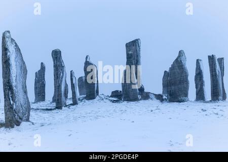 Geheimnisvolle stehende Steine in Callanish auf der schottischen Insel Lewis, die am frühen Morgen gefangen wurden, bevor die Besucher ankommen, um den Schnee aufzuräumen. Stockfoto