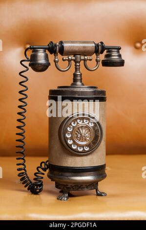 Sammelstück – Altes Telefon Mit Kabel Und Disk-To-Dial-Telefonnummern Stockfoto