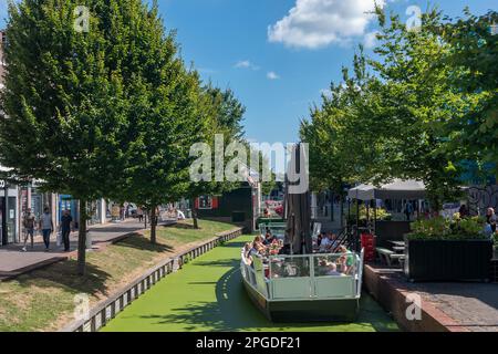 Restaurantschiff in der Fußgängerzone Gedempte Gracht, Zaandam, Nordholland, Niederlande, Europa Stockfoto