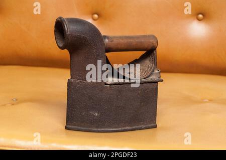 Antique Iron Collection Für Kleidung, Die Mit Kohle Getragen Wurde. Stockfoto