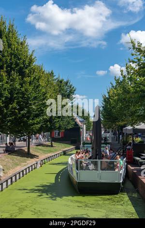 Restaurantschiff in der Fußgängerzone Gedempte Gracht, Zaandam, Nordholland, Niederlande, Europa Stockfoto