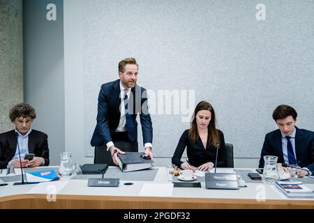 DEN HAAG, Niederlande. 22. März 2023. - Minister Hugo de Jonge (Öffentliches Wohnungswesen und Raumordnung) bei einer Aussprache im Ausschuss über die Vereinbarungen über die bauliche Umwelt im Klimaschutzübereinkommen. Kredit: ANP/Alamy Live News Stockfoto