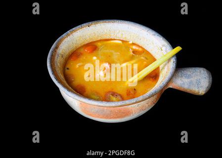 Suppe tom Yum mit Garnelen isoliert auf schwarzem Hintergrund, Seitenansicht Stockfoto