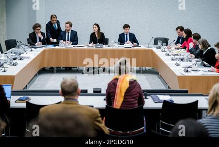 DEN HAAG, Niederlande. 22. März 2023. - Minister Hugo de Jonge (Öffentliches Wohnungswesen und Raumordnung) bei einer Aussprache im Ausschuss über die Vereinbarungen über die bauliche Umwelt im Klimaschutzübereinkommen. Kredit: ANP/Alamy Live News Stockfoto