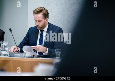 DEN HAAG, Niederlande. 22. März 2023. - Minister Hugo de Jonge (Öffentliches Wohnungswesen und Raumordnung) bei einer Aussprache im Ausschuss über die Vereinbarungen über die bauliche Umwelt im Klimaschutzübereinkommen. Kredit: ANP/Alamy Live News Stockfoto