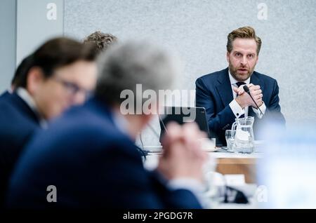 DEN HAAG, Niederlande. 22. März 2023. - Minister Hugo de Jonge (Öffentliches Wohnungswesen und Raumordnung) bei einer Aussprache im Ausschuss über die Vereinbarungen über die bauliche Umwelt im Klimaschutzübereinkommen. Kredit: ANP/Alamy Live News Stockfoto