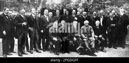 Lloyd Georges 1922. Kabinett trifft französische Delegation. Die erste Reihe umfasst Churchill, Arthur Balfour, Poincare, Lloyd George und Marshal Petain. Stockfoto