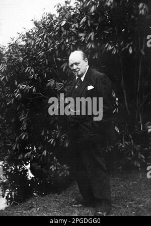 Winston Churchill auf dem Gelände von Chartwell im Jahr 1939 Stockfoto