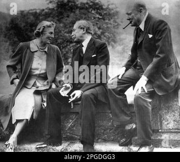 Winston Churchill mit seiner Frau Clementine und dem französischen Botschafter Leon Blum in Chartwell. 1939 Stockfoto