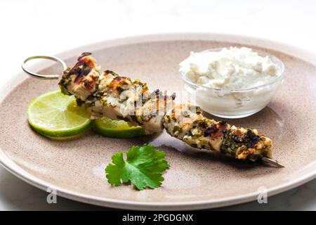 Kräuterspieß mit Joghurtdressing Stockfoto