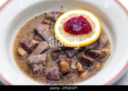 Wildgulasch mit Zitrone und Preiselbeeren Stockfoto