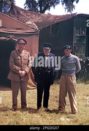 Winston Churchill mit Feldmarschall Sir Alan Brooke und General Sir Bernard Montgomery in Montgomerys mobilem Hauptquartier in der Normandie. Juni 12. 1944 Stockfoto