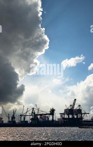 Hafen und Industriegebiet in Taranto, Apulien, Italien Stockfoto