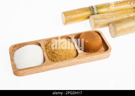 Weißzucker, brauner Zucker und Zuckerrohr-Panela auf weißem Hintergrund Stockfoto