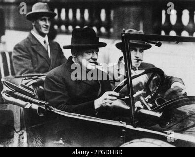 Winston Churchill fährt mit seinem Sohn Randolph. Hinter ihnen ist Inspektor Thompson, Churchills Schutzoffizier. 1925 Stockfoto