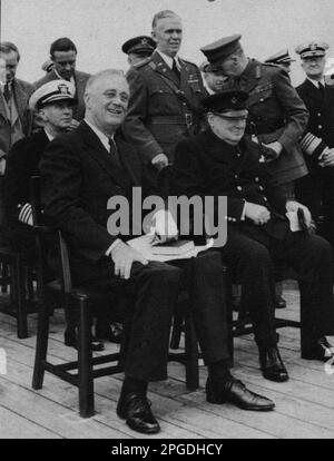 Winston Churchill mit Präsident Roosevelt bei ihrem Treffen an Bord der USS Augusta in Placentia Bay, Neufundland. August 1941 Stockfoto