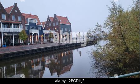 URK, NIEDERLANDE - 28. NOVEMBER 2022: Urk, Niederlande - 28. November 2022: Besuch der Stadt Urk in einem Mobilheim. Urk war mal eine Insel und ist es auch Stockfoto