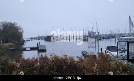 URK, NIEDERLANDE - 28. NOVEMBER 2022: Urk, Niederlande - 28. November 2022: Besuch der Stadt Urk in einem Mobilheim. Urk war mal eine Insel und ist es auch Stockfoto