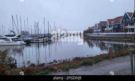 URK, NIEDERLANDE - 28. NOVEMBER 2022: Urk, Niederlande - 28. November 2022: Besuch der Stadt Urk in einem Mobilheim. Urk war mal eine Insel und ist es auch Stockfoto