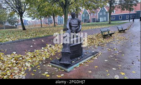 URK, NIEDERLANDE - 28. NOVEMBER 2022: Urk, Niederlande - 28. November 2022: Besuch der Stadt Urk in einem Mobilheim. Urk war mal eine Insel und ist es auch Stockfoto