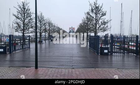 URK, NIEDERLANDE - 28. NOVEMBER 2022: Urk, Niederlande - 28. November 2022: Besuch der Stadt Urk in einem Mobilheim. Urk war mal eine Insel und ist es auch Stockfoto