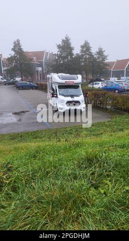 URK, NIEDERLANDE - 28. NOVEMBER 2022: Urk, Niederlande - 28. November 2022: Besuch der Stadt Urk in einem Mobilheim. Urk war mal eine Insel und ist es auch Stockfoto