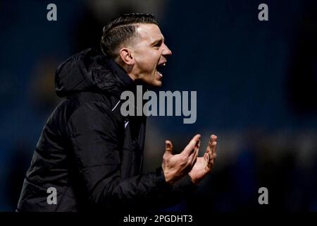 Colchester United Head Coach Matt Bloomfield feiert bei der Endpfeife – Gillingham gegen Colchester United, Sky Bet League Two, Priestfield Stadium, Gillingham, Großbritannien – 26. Dezember 2022 nur redaktionelle Verwendung – es gelten Einschränkungen für DataCo Stockfoto