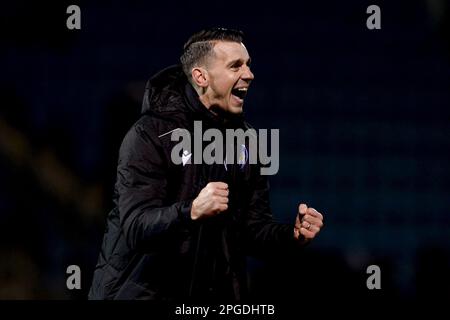 Colchester United Head Coach Matt Bloomfield feiert bei der Endpfeife – Gillingham gegen Colchester United, Sky Bet League Two, Priestfield Stadium, Gillingham, Großbritannien – 26. Dezember 2022 nur redaktionelle Verwendung – es gelten Einschränkungen für DataCo Stockfoto