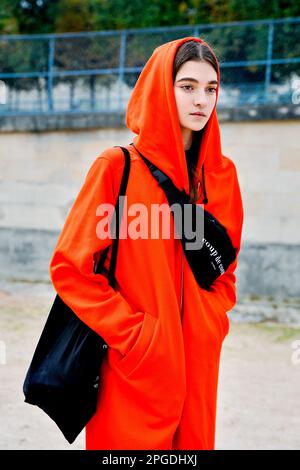 Modell außerhalb der Show - Streetstyle auf der Paris Fashion Week - Paris - Frankreich Stockfoto