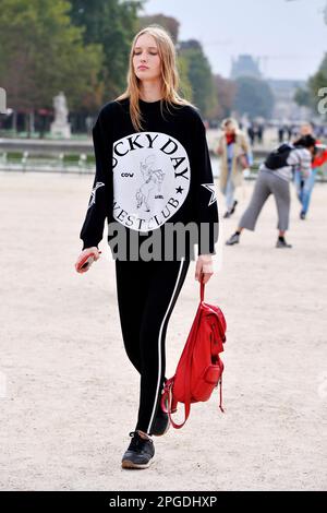 Modell außerhalb der Show - Streetstyle auf der Paris Fashion Week - Paris - Frankreich Stockfoto