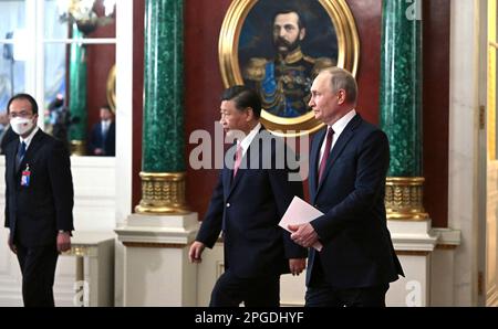 Moskau. 21. März 2023. XI Jinping trifft sich mit Wladimir Putin in Moskau, Moskau, 21. März 2023. Präsident der Volksrepublik China Xi Jinping bei der offiziellen Begrüßungszeremonie. Russisch-chinesische Gespräche Wladimir Putin und der Präsident der Volksrepublik China Xi Jinping führen Gespräche im Kreml. Foto: Kreml Moskau über DPA/Alamy Live News Stockfoto