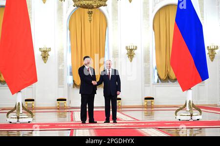 Moskau. 21. März 2023. XI Jinping trifft sich am 21. März 2023 in Moskau mit Wladimir Putin. Präsident der Volksrepublik China Xi Jinping bei der offiziellen Begrüßungszeremonie. Russisch-chinesische Gespräche Wladimir Putin und Präsident der Volksrepublik China Xi Jinping führen Gespräche im Kreml. Kredit: Die Kreml Moskau via/dpa/Alamy Live News Stockfoto