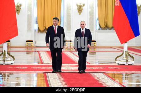 Moskau. 21. März 2023. XI Jinping trifft sich mit Wladimir Putin in Moskau, Moskau, 21. März 2023. Präsident der Volksrepublik China Xi Jinping bei der offiziellen Begrüßungszeremonie. Russisch-chinesische Gespräche Wladimir Putin und der Präsident der Volksrepublik China Xi Jinping führen Gespräche im Kreml. Foto: Kreml Moskau über DPA/Alamy Live News Stockfoto