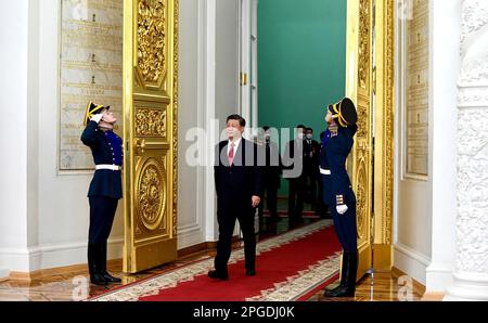 Moskau. 21. März 2023. XI Jinping trifft sich mit Wladimir Putin in Moskau. Präsident der Volksrepublik China Xi Jinping bei der offiziellen Begrüßungszeremonie. Russisch-chinesische Gespräche Wladimir Putin und der Präsident der Volksrepublik China Xi Jinping führen Gespräche im Kreml. Foto: Kreml Moskau über DPA/Alamy Live News Stockfoto