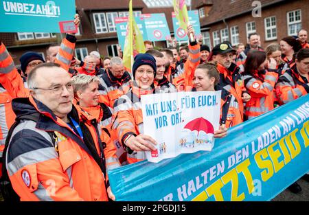 Westerstede, Deutschland. 22. März 2023. Mitarbeiter der Rettungsdienste der Bezirke Ammerland, Aurich, Wesermarsch und Friesland bewegen sich während einer Demonstration durch die Stadt. Die Gewerkschaft Verdi hat einen zweitägigen Mahnstreik im öffentlichen Sektor gefordert. In mehreren niedersächsischen Städten streiken die Transportunternehmen, Müllabfuhr, Kindertagesstätten und städtischen Kliniken. Kredit: Hauke-Christian Dittrich/dpa/Alamy Live News Stockfoto