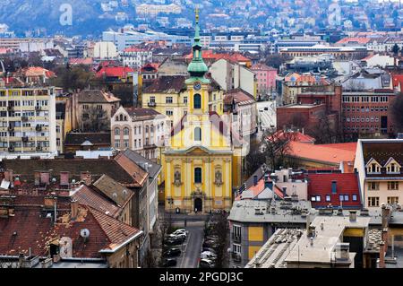 Die Dachdächer des Wohngebäudes und das Straßenbild des Budaer Burgviertels in Budapest aus der Vogelperspektive. Wohnviertel in der Ferne. Stockfoto