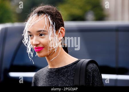 Model außerhalb der Show Chanel - Streetstyle auf der Paris Fashion Week - Paris - Frankreich Stockfoto