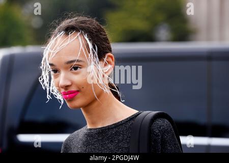 Model außerhalb der Show Chanel - Streetstyle auf der Paris Fashion Week - Paris - Frankreich Stockfoto