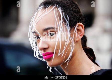 Model außerhalb der Show Chanel - Streetstyle auf der Paris Fashion Week - Paris - Frankreich Stockfoto