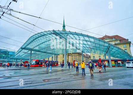 BERN, SCHWEIZ - 31. MÄRZ 2022: Öffentliche Straßenbahn- und Trolley-Station mit modernem Glasdach am Bubenbergplatz, am 31. März in Bern, Schweiz Stockfoto