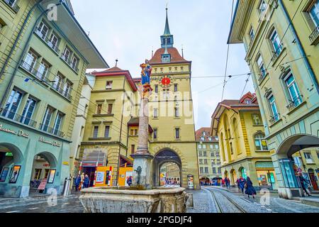 BERN, SCHWEIZ - 31. MÄRZ 2022: Mittelalterlicher Anna-Seiler-Brunnen-Brunnen mit herausragender bunter Skulptur auf Säulen, am 31. März in Bern, Switzerl Stockfoto