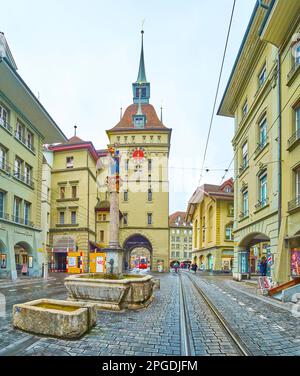 BERN, SCHWEIZ - 31. MÄRZ 2022: Mittelalterliche Marktgasse mit hervorragendem Brunnen nna-Seiler-Brunnen und farbenfroher Skulptur, am 31. März in BE Stockfoto