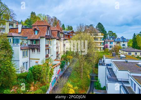 Historische Wohnhäuser des Viertels Altenberg im üppigen Grün in Bern, Schweiz Stockfoto