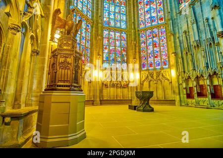 BERN, SCHWEIZ - 31. MÄRZ 2022: Die malerische geschnitzte Chasse mit Skulptur des Adlers im Chor von Bern Minster am 31. März in Bern, Schweiz Stockfoto