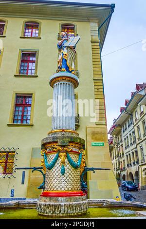 Mosesbrunnen-Brunnen mit farbenfroher Skulptur von Moses auf dem Münsterplatz in Bern, Schweiz Stockfoto