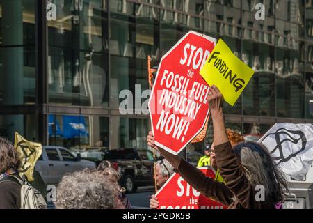 Boston, Massachusetts, USA-21. März 2023: Demonstranten beim National Day of Action to Stop Dirty Banks Action, gesponsert von Bill McKibbens Organisation Third Act Stockfoto