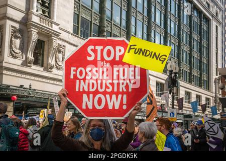 Boston, Massachusetts, USA-21. März 2023: Demonstranten beim National Day of Action to Stop Dirty Banks Action, gesponsert von Bill McKibbens Organisation Third Act Stockfoto
