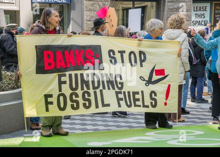 Boston, Massachusetts, USA-21. März 2023: Demonstranten beim National Day of Action to Stop Dirty Banks Action, gesponsert von Bill McKibbens Organisation Third Act Stockfoto