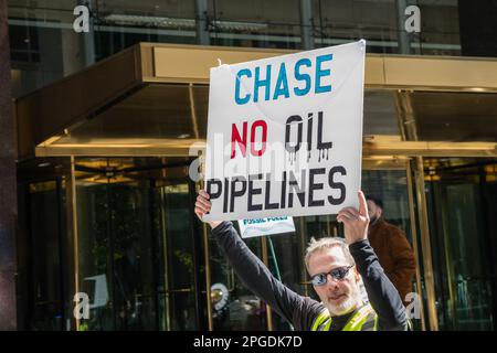Boston, Massachusetts, USA-21. März 2023: Demonstranten beim National Day of Action to Stop Dirty Banks Action, gesponsert von Bill McKibbens Organisation Third Act Stockfoto